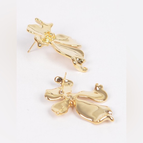 6J. Gold Petal Metal Flower Earrings - Picture 2 of 3